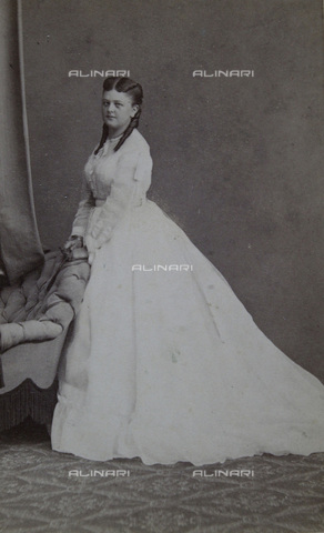 IMA-F-644110-0000 - Lady in white dress with an armchair, full figure - Date of photography: 1868 - Victor Angerer / Austrian Archives / brandstaetter images /Alinari Archives