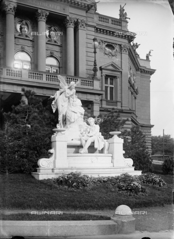 IMA-F-647391-0000 - Monumento a Ferdinando Raimondo davanti al Volkstheater di Franz Vogl (1898), Vienna - Data dello scatto: 1905 - Archiv Setzer-Tschiedel / brandstaetter images /Archivi Alinari