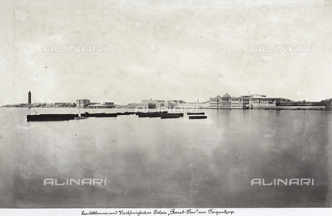 KRQ-F-001256-0000 - Boats in the middle of the sea with part of the city of Alexandria in the background, in Egypt - Date of photography: 1880 ca. - Alinari Archives, Florence