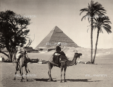 KRQ-F-001314-0000 - Two men on camels in front of the Pyramids of Chefren, in Egypt - Date of photography: 1890 - 1900 ca. - Alinari Archives, Florence