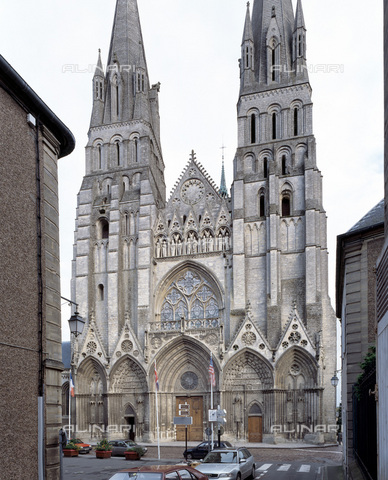 MBA-F-034144-0000 - Facciata ovest della cattedrale di Bayeux in Normandia - Maeyaert  Paul M.R. / Bildarchiv Monheim / Archivi Alinari