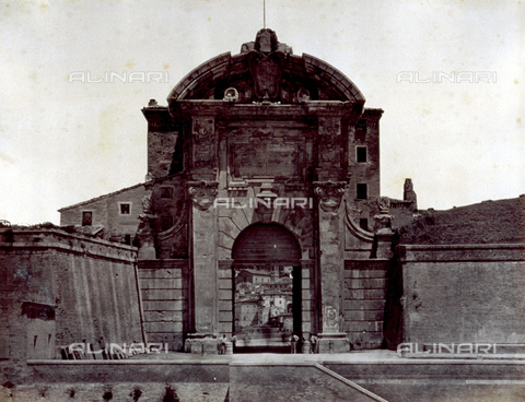 MFC-A-003188-0054 - Panorama of the baroque Porta Pia in Ancona. View of the city through the entrance arch - Date of photography: 1880-1890 ca. - Alinari Archives, Florence