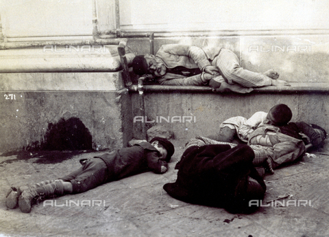 MFC-A-004650-0001 - Two men and three children sleeping in the street - Date of photography: 1890 ca. - Alinari Archives, Florence