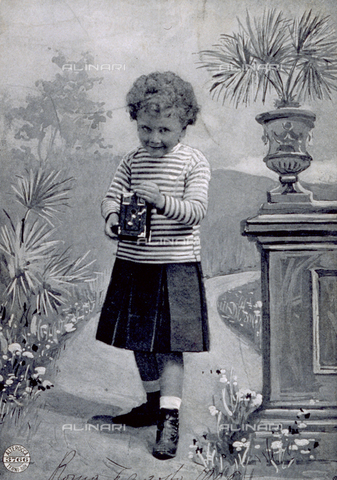 MFC-F-000035-0000 - Ritratto di bambina con macchina fotografica - Data dello scatto: 1900-1906 - Archivi Alinari, Firenze