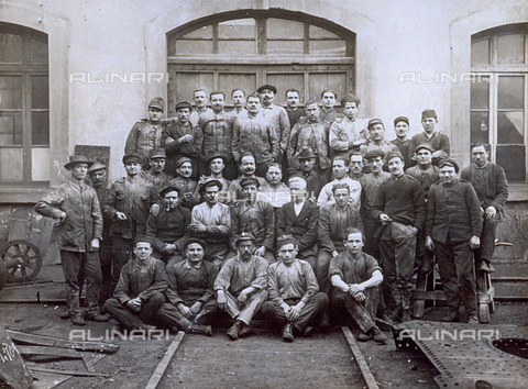 MFC-F-000435-0000 - Group of workers - Date of photography: 1905 ca. - Alinari Archives, Florence