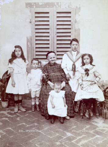 MFC-F-000828-0000 - Portrait of an elderly woman surrounded by five children - Date of photography: 1900-1910 - Alinari Archives, Florence