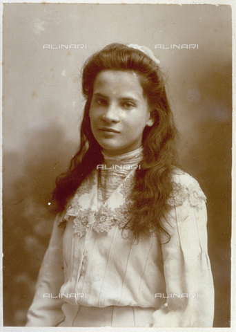 MFC-F-000924-0000 - Portrait of young girl with lace blouse - Date of photography: 1903 - Alinari Archives, Florence