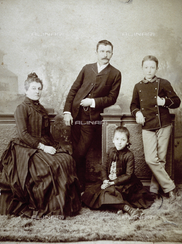 MFC-F-001122-0000 - Full-length studio portrait of a family group - Date of photography: 1880-1890 - Alinari Archives, Florence
