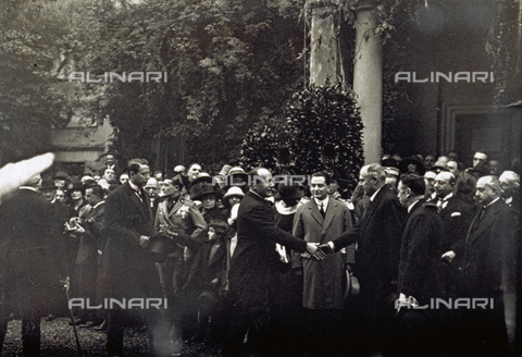 MFC-F-001259-0000 - Benito Mussolini greeting a group of people, probably politicians - Date of photography: 18/11/1923 - Alinari Archives, Florence