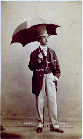 MFC-F-001322-0000 - Full-length portrait of a man in elegant clothes, with top hat and open umbrella - Date of photography: 13/07/1867 - Alinari Archives, Florence