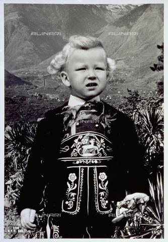 MFC-F-001445-0000 - Portrait of the Prince of Naples, Victor Emmanuel of Savoy, as a child, in tyrolean clothes. The child has a toy in his hand - Date of photography: 1939 - Istituto Luce / Alinari Archives, Florence