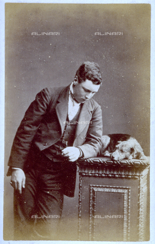 MFC-F-001466-0000 - Portrait of a young man, leaning on a pillar, on which a small dog is curled up - Date of photography: 1870 ca. - Alinari Archives, Florence