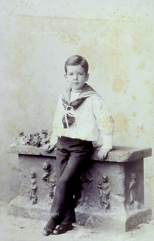 MFC-F-001493-0000 - Full-length portrait of a little boy in a sailor suit. The child is leaning against a pedestal decorated with friezes - Date of photography: 1890-1900 ca. - Alinari Archives, Florence