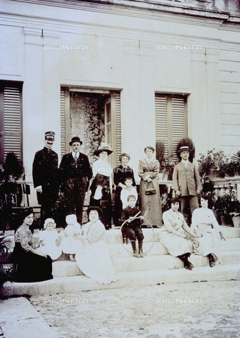 MFC-F-001551-0000 - Group portrait of several generations of the Muller family. They are posing on the entrance stairs of a villa and portrayed together with the Prince and Princess Biondi-Morra - Date of photography: 1890-1900 ca. - Alinari Archives, Florence