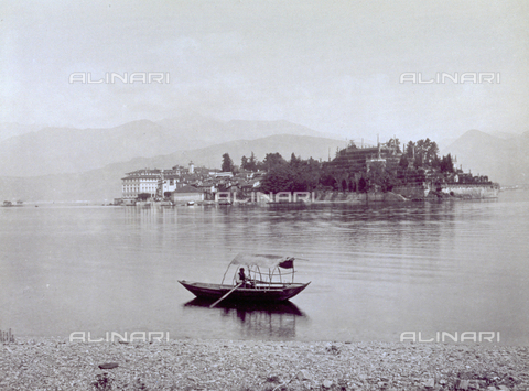 MFC-F-001645-0000 - Isola Bella on the lago Maggiore with Palazzo Borromeo. In the foreground a boatman - Date of photography: 1870-1880 ca. - Alinari Archives, Florence