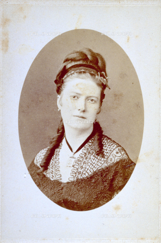 MFC-F-001903-0000 - Half-length portrait of a lady with a lace shawl and with a clasp in her hair - Date of photography: 1871-1875 ca. - Alinari Archives, Florence