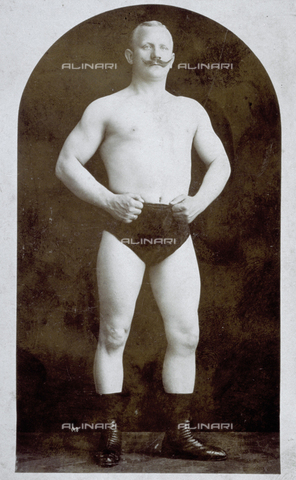 MFC-F-002013-0000 - Full-length portrait of a body-builder - Date of photography: 26/04/1903 - Alinari Archives, Florence