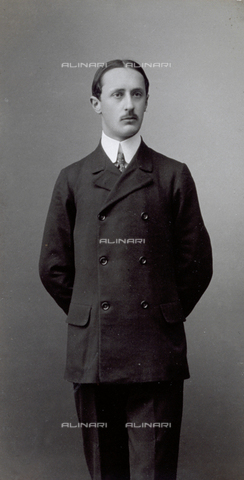 MFC-F-002016-0000 - Three-quarter length portrait of a young man in a double-breasted suit - Date of photography: 1900 - Alinari Archives, Florence