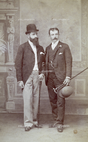 MFC-F-002020-0000 - Full-length portrait of two men in elegant clothing with hat and cane - Date of photography: 1880 ca. - Alinari Archives, Florence
