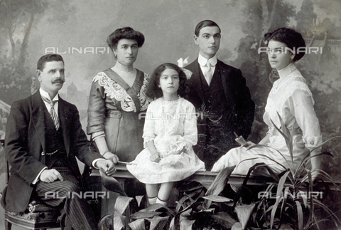 MFC-F-002071-0000 - Portrait of the Giannelli family. The wife and adult son pose next to the father who is seated. In the foreground, sitting on a balustrade, the small daughter and her older sister - Date of photography: 31/07/1912 - Alinari Archives, Florence