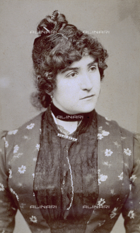 MFC-F-002141-0000 - Half-length portrait of a lady with a velvet ribbon at her neck and a floral lace-trimmed dress - Date of photography: 1890 ca. - Alinari Archives, Florence