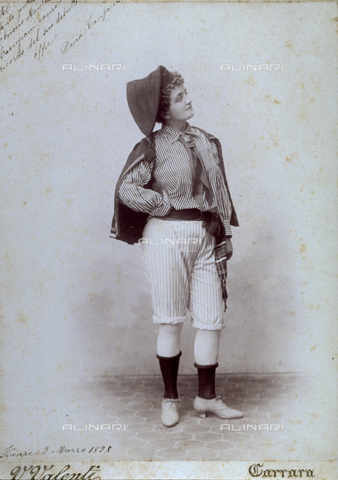 MFC-F-002186-0000 - Ritratto a figura intera di giovane donna in abiti di scena, riecheggianti motivi del costume popolare maschile - Data dello scatto: 03/03/1898 - Archivi Alinari, Firenze