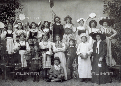 MFC-F-002270-0000 - Portrait of a group of little girls in costume - Date of photography: 1900-1905 ca. - Alinari Archives, Florence