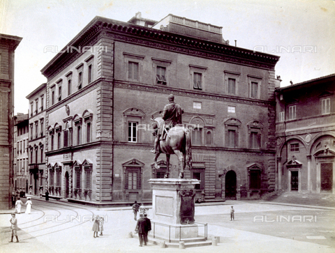 MFC-F-002281-0000 - View of piazza della Santissima Annunziata in Florence, at the center of which stands the equestrian statue of Ferdinando I De' Medici. In the background Palazzo Grifoni - Date of photography: 1880-1890 ca. - Alinari Archives, Florence