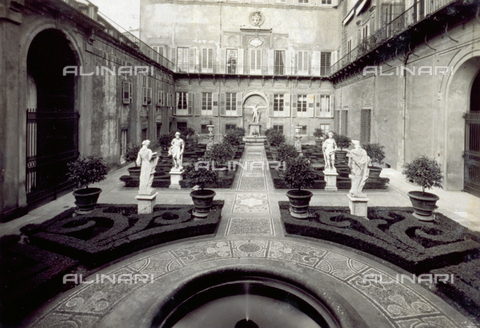 MFC-F-003126-0000 - The courtyard, now garden, of Palazzo Medici-Riccardi in Florence - Date of photography: 1910-1915 ca. - Alinari Archives, Florence