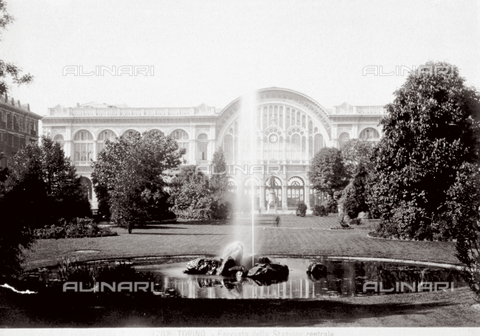 MFC-F-003346-0000 - Piazza Carlo Felice, in Turin, with the fountain and the main facade of the station of Porta Nuova, half hidden in the trees - Date of photography: 1880-1890 ca. - Alinari Archives, Florence