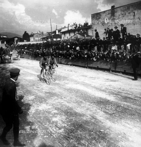 MFC-F-004307-0000 - Arrivo alle Cascine del primo Giro d'Italia, 1909 - Data dello scatto: 1909 - Archivi Alinari, Firenze