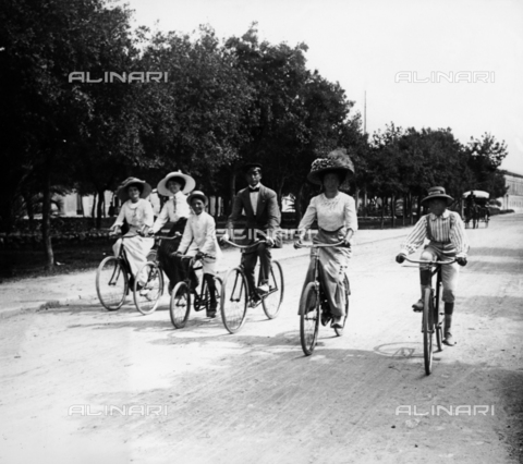 MFC-F-004310-0000 - Gruppo di persone in bicicletta lungo il Viale delle Cascine a Firenze - Data dello scatto: 1904 ca. - Archivi Alinari, Firenze