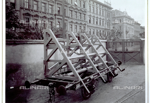 MFC-S-001066-0014 - A wagon used for transporting sheets of glass. In the background 19th century buildings - Date of photography: 1890-1900 ca. - Alinari Archives, Florence