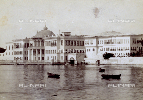 MFC-S-001133-0005 - View of the Royal Palace in Cairo. A few boats are moored in front of the Palace which overlooks the harbor - Date of photography: 1880-1890 - Alinari Archives, Florence