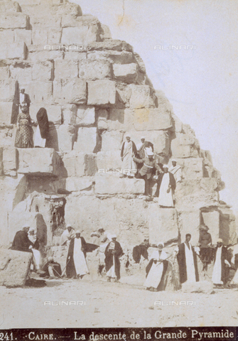 MFC-S-001133-0010 - Group of persons descending from the Pyramid of Cheops (Khufu) in Cairo - Date of photography: 1880-1890 - Alinari Archives, Florence