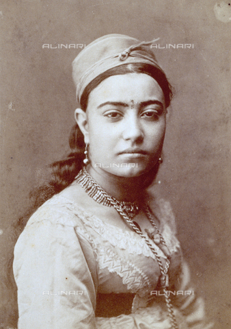 MFC-S-001133-0011 - Half-length portait of an arab woman, she is wearing traditional dress and jewellery - Date of photography: 1880-1890 - Alinari Archives, Florence