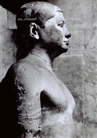 MFC-S-001350-0005 - Detail of an egyptian statue of Ranofer dating to the 5th dynasty. The sculpture is in the Museum of Cairo, in Egypt - Date of photography: 1958 - Alinari Archives, Florence