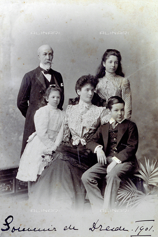 MFC-S-001501-0001 - Family portrait, consisting of father mother and three children. The mother, seated at the center, is surrounded by her children and her husband, shown standing. They are elegantly dressed - Date of photography: 1901 - Alinari Archives, Florence