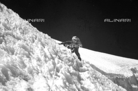 MFV-S-CAI021-0057 - CAI Rome expedition on Mount Saraghrar in the Hindu-Kush range: the climb at the point where an ice crest acts as a link between the Walk of the Gods and the upper snow fields - Date of photography: 18/06/1959-25/09/1959 - Photo by Fosco Maraini/Gabinetto Vieusseux Property©Alinari Archives