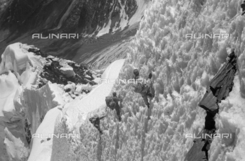 MFV-S-CAI021-0058 - CAI Rome expedition on Mount Saraghrar in the Hindu-Kush range: the climb at the point where an ice crest acts as a link between the Walk of the Gods and the upper snow fields - Date of photography: 18/06/1959-25/09/1959 - Photo by Fosco Maraini/Gabinetto Vieusseux Property©Alinari Archives