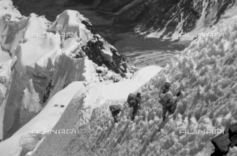 MFV-S-CAI021-0059 - CAI Rome expedition on Mount Saraghrar in the Hindu-Kush range: the climb at the point where an ice crest acts as a link between the Walk of the Gods and the upper snow fields - Date of photography: 18/06/1959-25/09/1959 - Photo by Fosco Maraini/Gabinetto Vieusseux Property©Alinari Archives
