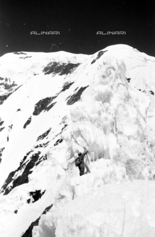 MFV-S-CAI021-0216 - CAI Rome expedition on Mount Saraghrar in the Hindu-Kush range: steep slopes below the Ice Tower - Date of photography: 18/06/1959-25/09/1959 - Photo by Fosco Maraini/Gabinetto Vieusseux Property©Alinari Archives