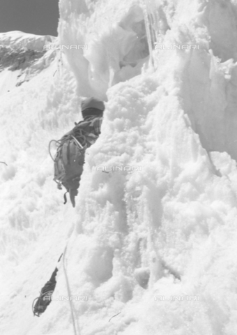 MFV-S-CAI021-0226 - CAI Rome expedition on Mount Saraghrar in the Hindu-Kush range: one of the participants of the expedition under the Ice Tower - Date of photography: 18/06/1959-25/09/1959 - Photo by Fosco Maraini/Gabinetto Vieusseux Property©Alinari Archives