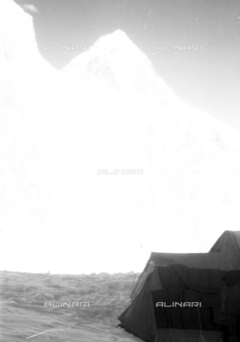 MFV-S-CAI021-0240 - CAI expedition to Gasherbrum IV in the Karakoram massif: K2 - Date of photography: 30/04/1958-03/09/1958 - Photo by Fosco Maraini/Gabinetto Vieusseux Property©Alinari Archives