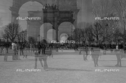 MGA-F-000216-0000 - Overlay. Tourists at the Carrousel Arc de Triomphe in Paris - Maurizio Gabbana Archive/ Alinari Archives