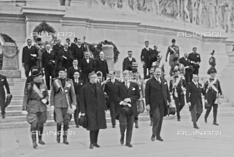 MRC-A-000001-0029 - Album "Duce": Benito Mussolini durante una commemorazione all'Altare della Patria a Roma - Data dello scatto: 1923 - Archivi Alinari, Firenze