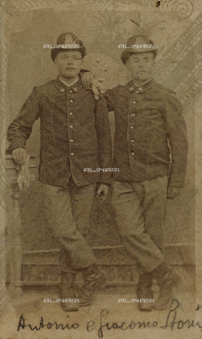 MRC-A-000044-0065 - Album "Alpini": Two brothers from Alpine in uniform off duty - Date of photography: 1910 - Alinari Archives, Florence