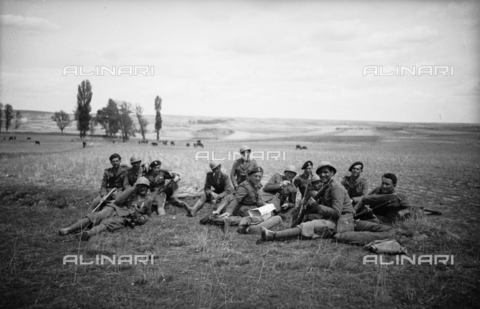 NVQ-S-000321-0047 - Spanish Civil War 1936-1939: Italian fascist soldiers pass through Jerez de la Frontera, Guadalajara, Almadrones, Navalpotro, Calamocha and Labastida to arrive in Santander. Soldiers resting in the foreground and Spanish landscape in the background - Date of photography: 1937 - Alinari Archives, Florence