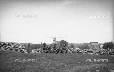 NVQ-S-000321-0058 - Spanish Civil War 1936-1939: Italian fascist soldiers pass through Jerez de la Frontera, Guadalajara, Almadrones, Navalpotro, Calamocha and Labastida to arrive in Santander. Soldiers resting with Spanish town in the background - Date of photography: 1937 - Alinari Archives, Florence