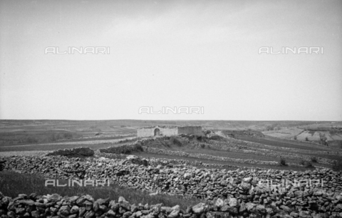 NVQ-S-000321-0064 - Spanish Civil War 1936-1939: Italian fascist soldiers pass through Jerez de la Frontera, Guadalajara, Almadrones, Navalpotro, Calamocha and Labastida to arrive in Santander. View of Spanish landscape with fields separated by short walls - Date of photography: 1937 - Alinari Archives, Florence